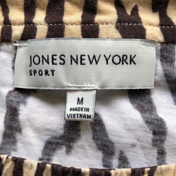 Jones New York Sport Women’s Ruffled Collar Animal Print Top - Picture 4 of 6